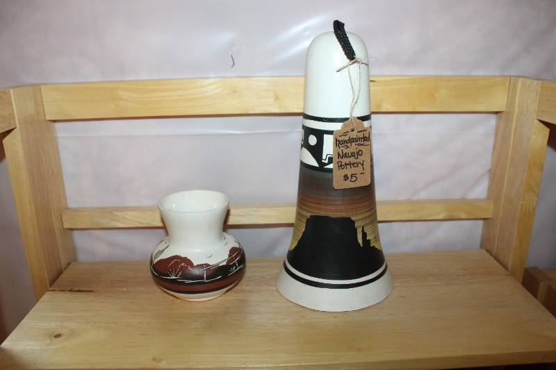 lot 190 image: Set of 2 Handpainted Navajo Pottery Vases