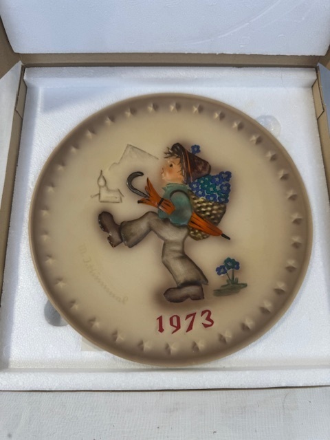 lot 128 image: Goebel Hummel 1973 Annual Collectible Porcelain Plate with Box