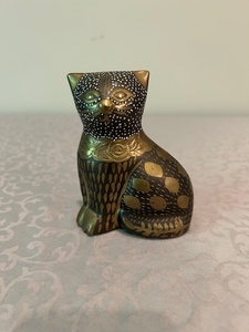lot 363 image: Hand-Painted Decorative Cat Figurine Made in India