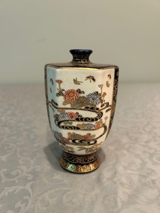 lot 365 image: Antique Japanese Satsuma Vase with Hand-Painted Figures and Floral Motif