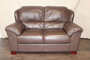 lot 436 image: Brown Leather Loveseat Sofa with Padded Arms