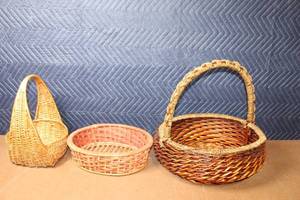 lot 396 image: Set of 3 Woven Wicker Baskets with Handles