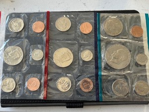 lot 37 image: 1992 P & D and 1977 Mint Sets