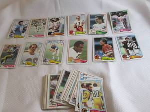 lot 39 image: 1982 Topps Football Cards...