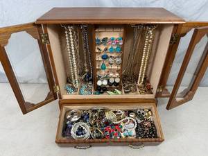 lot 8 image: Large Jewelry Box Full of Jewelry