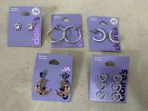 lot 10 image: 5 New Pairs of Earrings