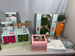 lot 32 image: Large Lot of New and Pre-Owned Easter Decoration