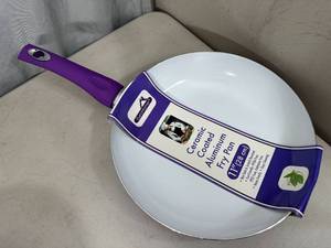lot 61 image: New 11 inch Ceramic Coated Aluminum Non-Stick Frying Pan