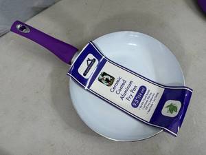 lot 62 image: New 9.5 inch Ceramic Coated Aluminum Non-Stick Frying Pan