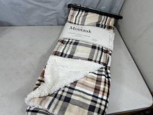 lot 66 image: New Montauk Luxury Velvet Throw Blanket