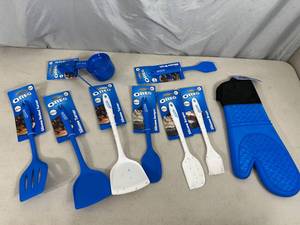 lot 106 image: New Oreo Themed Silicone Kitchen Accessories