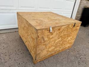 lot 5 image: Large Wood Storage Box with Hinged Lid and Latches