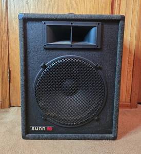 lot 14 image: Sunn Model 1205 100-Watt 8 Ohm PA Speaker Cabinet