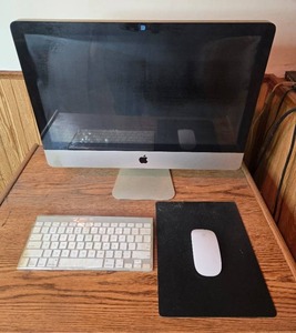 lot 20 image: Apple iMac Desktop Computer with Wireless Keyboard and Magic Mouse