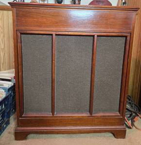 lot 27 image: Hammond PR-40 Tube Tone Cabinet with 15-Inch Speakers and Wood Case