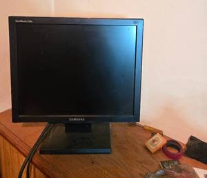 lot 28 image: Samsung SyncMaster 730B 17-Inch LCD Monitor