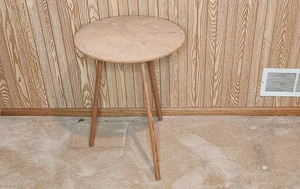lot 51 image: Round Mid-Century Style Occasional Table with 3 Wood Legs 25 x 20