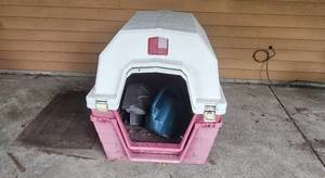 lot 86 image: Dogloo Insulated Plastic Dog House with Removable Roof