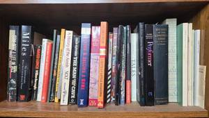 lot 95 image: Large Collection of Vintage and Modern Books and Magazines