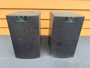 lot 122 image: Pair of KEF Q10 Uni-Q Bookshelf Speakers