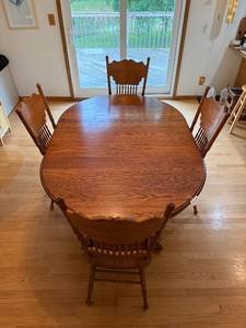 lot 135 image: Oak Pedestal Dining Table with 4 Carved Spindle Back Chairs