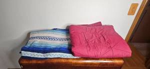 lot 143 image: Set of 2 Blankets - Southwestern Throw and Burgundy Comforter