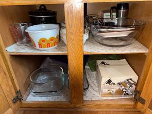 lot 178 image: Assorted Kitchenware Collection with Bowls, Plates, Slow Cooker, and Pasta Machine