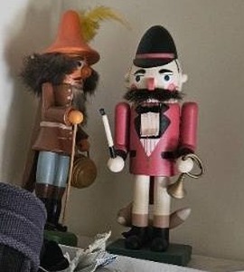 lot 254 image: Lot of 2 Decorative Wooden Nutcrackers