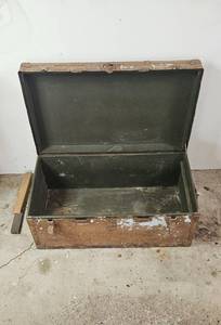 lot 285 image: Vintage Wooden Storage Trunk 13x31x17 Inches