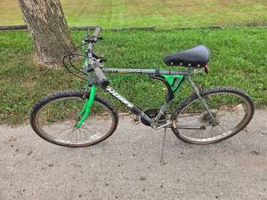 lot 320 image: Huffy Stone Mountain 18-Speed Mountain Bike with Handlebar Bag