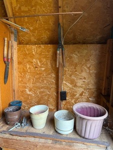 lot 336 image: Garden Tool Set with Planters and Shears