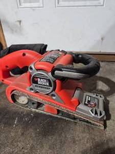 lot 8 image: Black & Decker Dragster Belt Sander