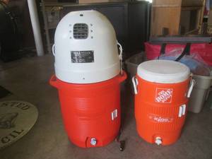 lot 31 image: (EW4) Rubbermaid Drinking Water Coo...