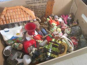 lot 51 image: (EW5) Assortment of Decor Figures E...