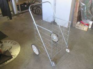 lot 84 image: (EW1) Vintage Folding Metal Shoppin...