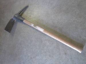 lot 85 image: (G-1) YardWorks Pickaxe...