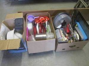 lot 121 image: (RM1) Assorted Kitchen Items...