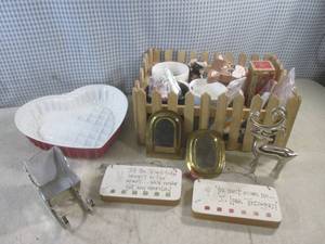 lot 139 image: (CSB) Misc Small Decor and Heart Ca...