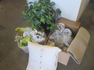 lot 168 image: (D-3) Assorted Decor...