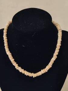 lot 62 image: Vintage Hawaiian Puka Shell Necklace