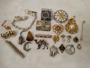 lot 63 image: Assorted Pendants, Brooches, Scarf ClipsPins & More