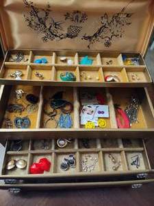 lot 72 image: Lady Buxton Vintage Jewelry Box wEarrings 