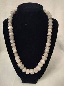 lot 53 image: Banded Agate Vintage Necklace