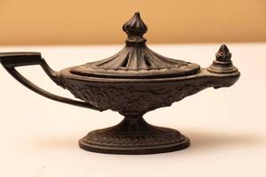 lot 80 image: Vintage Cast Iron Genie Lamp