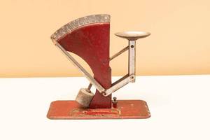 lot 31 image: Vintage Egg Scale