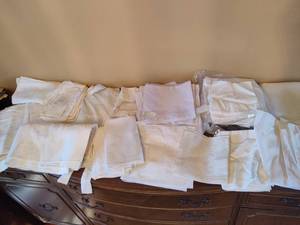 lot 130 image: Lot of Assorted White Table Cloths & Napkins