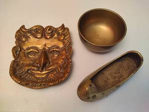 lot 137 image: Lot of Brass Trinkets & Mask