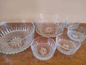 lot 153 image: Arcoroc Salad Bowls & Four Matching Serving Bowls