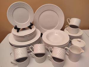 lot 164 image: Oneida Majesticware Basketweave Dinnerware Set