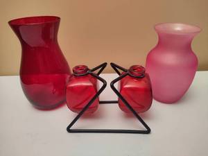 lot 165 image: Pink & Red Vases